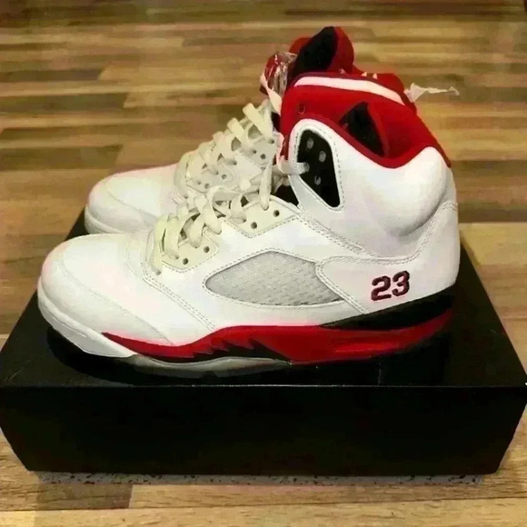 Air Jordan 5's retro size 8 white black and red - Picture 3 of 5